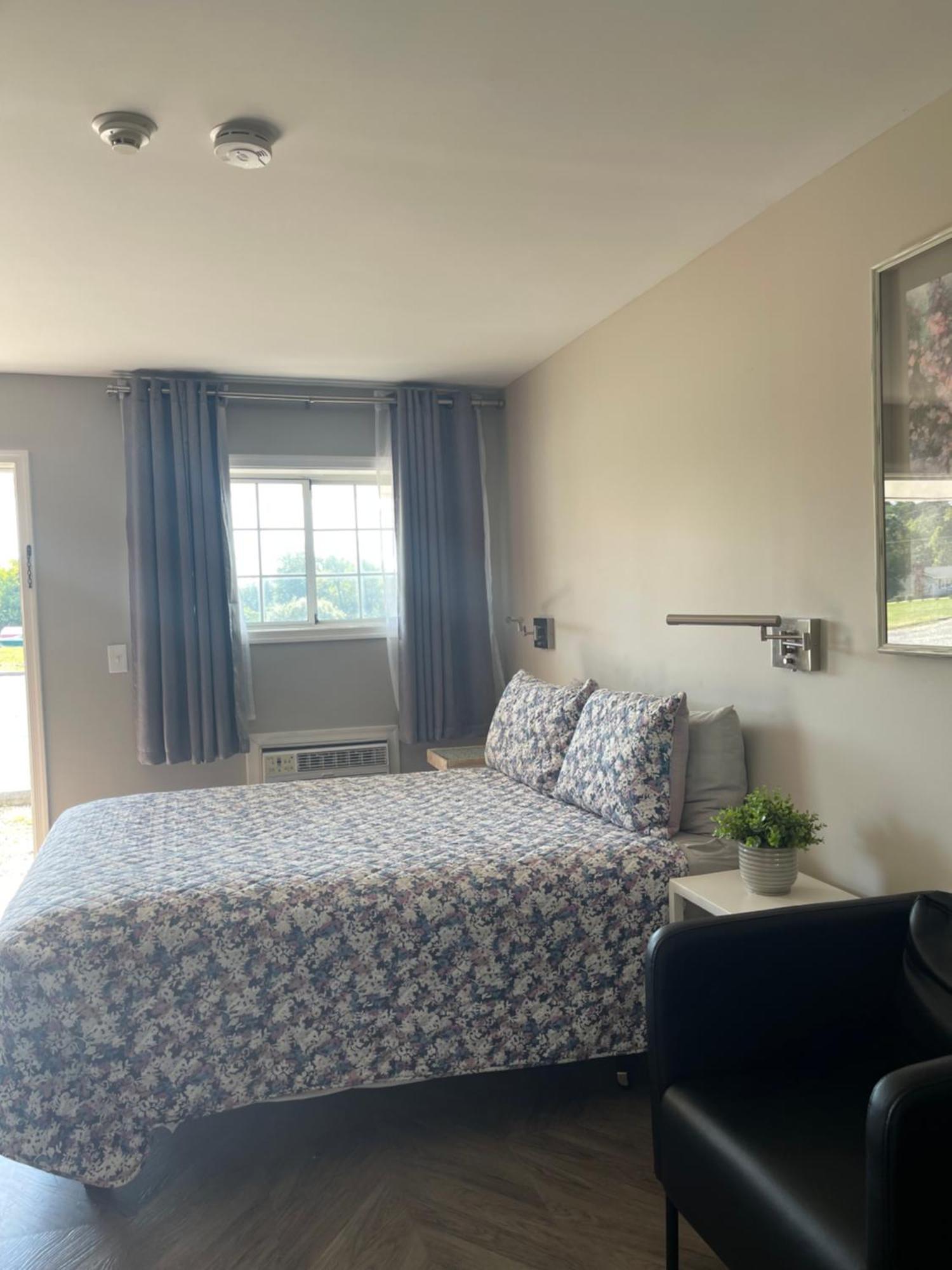Hotel Lake Anna Glenora エクステリア 写真