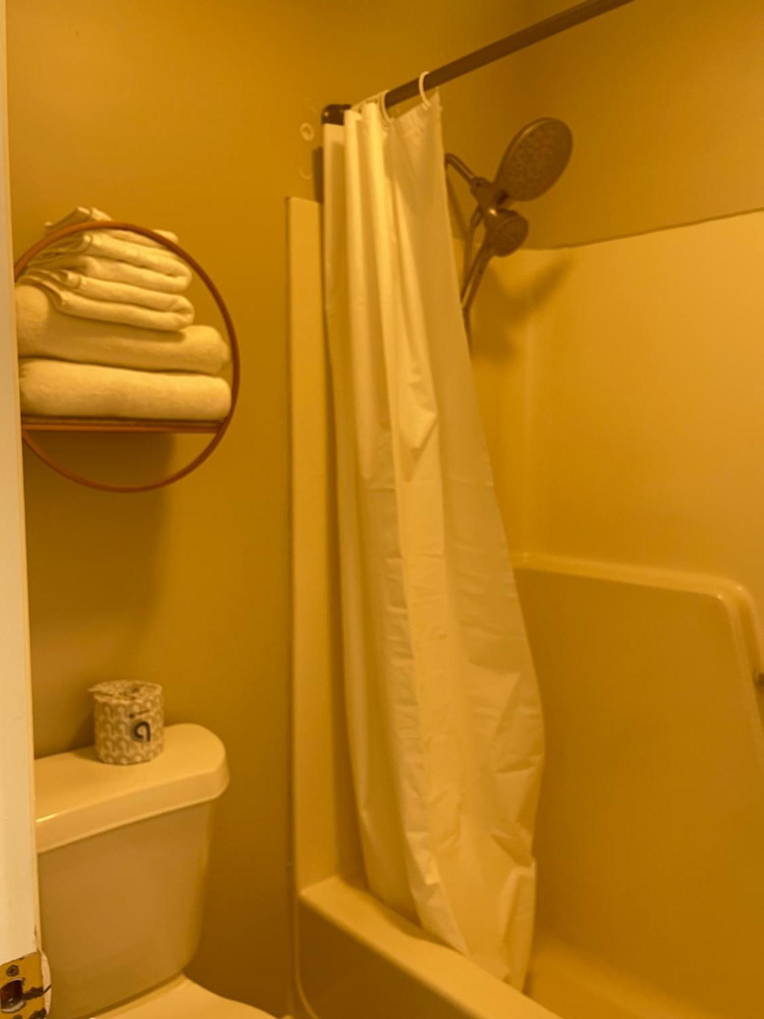 Hotel Lake Anna Glenora エクステリア 写真